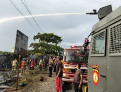 Respons Cepat Polisi Padamkan Kebakaran Warung di Karimun, Tanpa Korban Jiwa