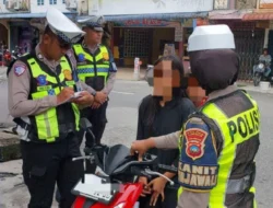 Satlantas Polres Karimun Tegur Pengendara Tanpa Helm, Keselamatan Berlalu Lintas Jadi Prioritas