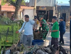 Bhabinkamtibmas Polsek Siantar Martoba Ikuti Gotong Royong Jumat Bersih