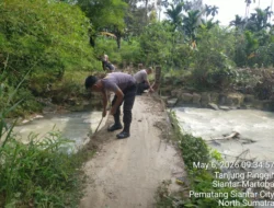 Polsek Siantar Martoba Gotong Royong Bantu Pembuatan Tiang Pengaman Jembatan di Jalan Rindung