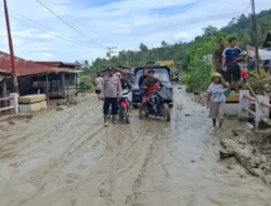 Sigap di Tengah Bencana, Polsek Lawe Sigala-gala Bantu Warga Melintas di Lokasi Banjir Bandang