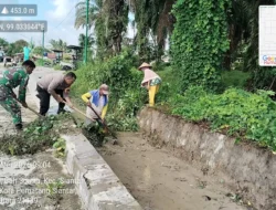 Bhabinkamtibmas Polsek Siantar Martoba Bersama Tiga Pilar Gotong Royong Bersihkan Drainase