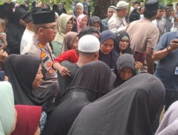 Kapolsek Torgamba Melayat dan Berikan Trauma Healing kepada Keluarga Korban Pengeroyokan