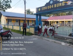 Antisipasi Kemacetan Pagi, Polsek Buru Gelar Strong Point di Depan SDN 004 Lubuk Puding