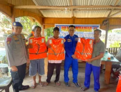 Waspada Cuaca Ekstrem, Satpolairud Polres Karimun Bagikan Life Jacket untuk Nelayan Perbatasan