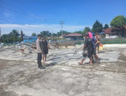 Bhabinkamtibmas Polsek Siantar Marihat Pantau Rumah Warga Terdampak Puting Beliung