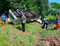 Truk Pick Up Terguling di Tol Sergai Akibat Ban Pecah, Tiga Orang Luka