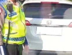 Satlantas Polrestabes Medan Tegur Pengemudi Mobil Tanpa Pelat Nomor, Kedepankan Edukasi Humanis
