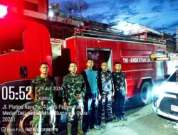 Prajurit Kodaeral I Sigap Bantu Padamkan Kebakaran Toko Elektronik di Medan Deli