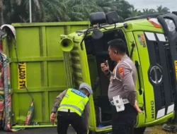 Hindari Genangan Air, Truk Tronton Terguling dan Hantam Pembatas Jalan di Jalinsum Sergai
