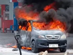 Mobil Xenia Hangus Terbakar di Depan SPBU Hamparan Perak