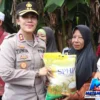 Kapolres Karimun Salurkan Bansos untuk 100 Warga Saat Kunjungan ke Polsek Buru