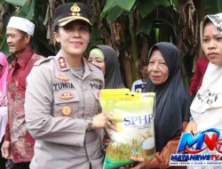 Kapolres Karimun Salurkan Bansos untuk 100 Warga Saat Kunjungan ke Polsek Buru
