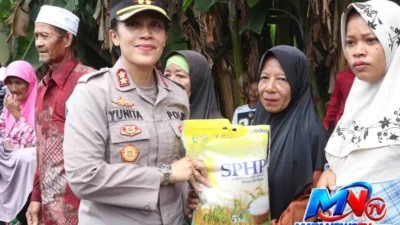 Kapolres Karimun Salurkan Bansos untuk 100 Warga Saat Kunjungan ke Polsek Buru