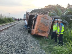 Kecelakaan Maut di Perlintasan KA Tanpa Plang di Perbaungan, Sopir Dump Truk Tewas Ditabrak KA Putri Deli