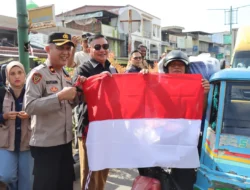 Jelang HUT RI ke-81, Wakapolres dan Forkopimda Aceh Tenggara Bagikan Bendera Gratis