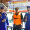 Satpolairud Polres Karimun Bagikan 30 Life Jacket, Perkuat Keselamatan Nelayan