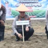 Polres Karimun dan BUMDes Pangke Barat Tanam Jagung di Lahan 2 Hektare
