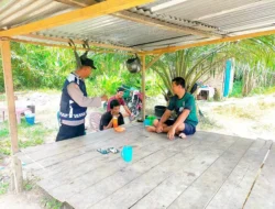 Sambangi Warga Nortmark, Bhabinkamtibmas Ingatkan Bahaya Narkoba dan Judi Online