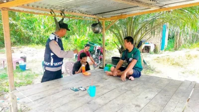 Sambangi Warga Nortmark, Bhabinkamtibmas Ingatkan Bahaya Narkoba dan Judi Online