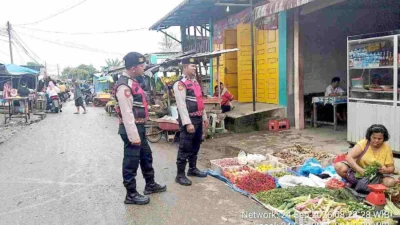 Patroli di Pasar Cikampak, Polisi Ingatkan Warga Waspada Curanmor dan Uang Palsu
