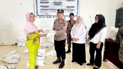 Polsek Sungai Kanan Kawal Penyaluran 111,3 Ton Beras Bulog untuk 3.710 Keluarga