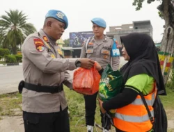 Sambut Hari Jadi Propam Polri ke-24, Propam Polres Karimun Bagikan Sembako kepada Tukang Sapu Jalan