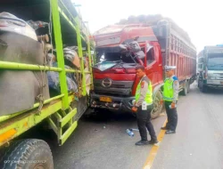 Tiga Truk Hino Tabrakan Beruntun di Jalinsum Asam Jawa, Kerugian Ditaksir Rp100 Juta
